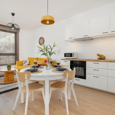 Apartman Cheerful Lesmiana Garnizon Estate By Renters
