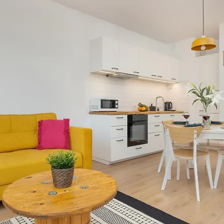 Cheerful Lesmiana Garnizon Estate By Renters Apartman Gdańsk